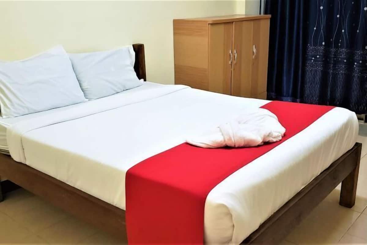 Desk, free WiFi, bed sheets