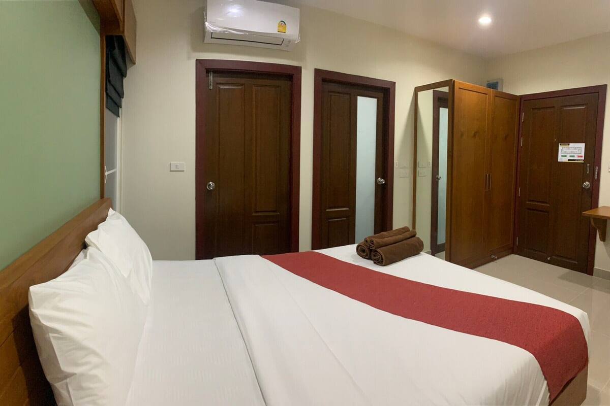 Caja de seguridad en la habitación y escritorio