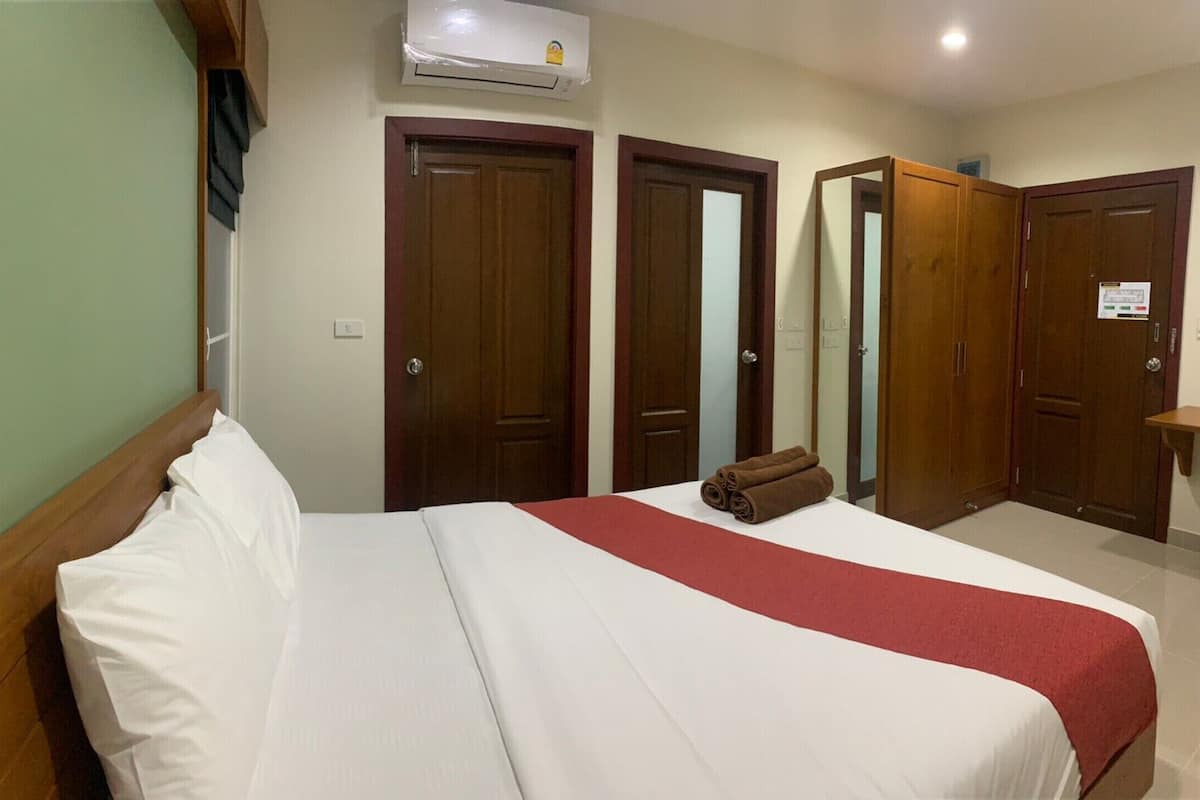 In-room safe, desk, iron/ironing board (on request), WiFi (free)