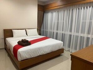 In-room safe, desk, iron/ironing board, free WiFi - Le'da Private Hotel By Zuzu (Chalong)