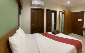 Deluxe Room | In-room safe, desk, iron/ironing board, free WiFi - Le'da Private Hotel By Zuzu (Chalong)