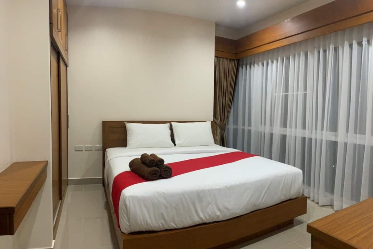 Room, 1 Bedroom | 1 bedroom, in-room safe, desk, iron/ironing board