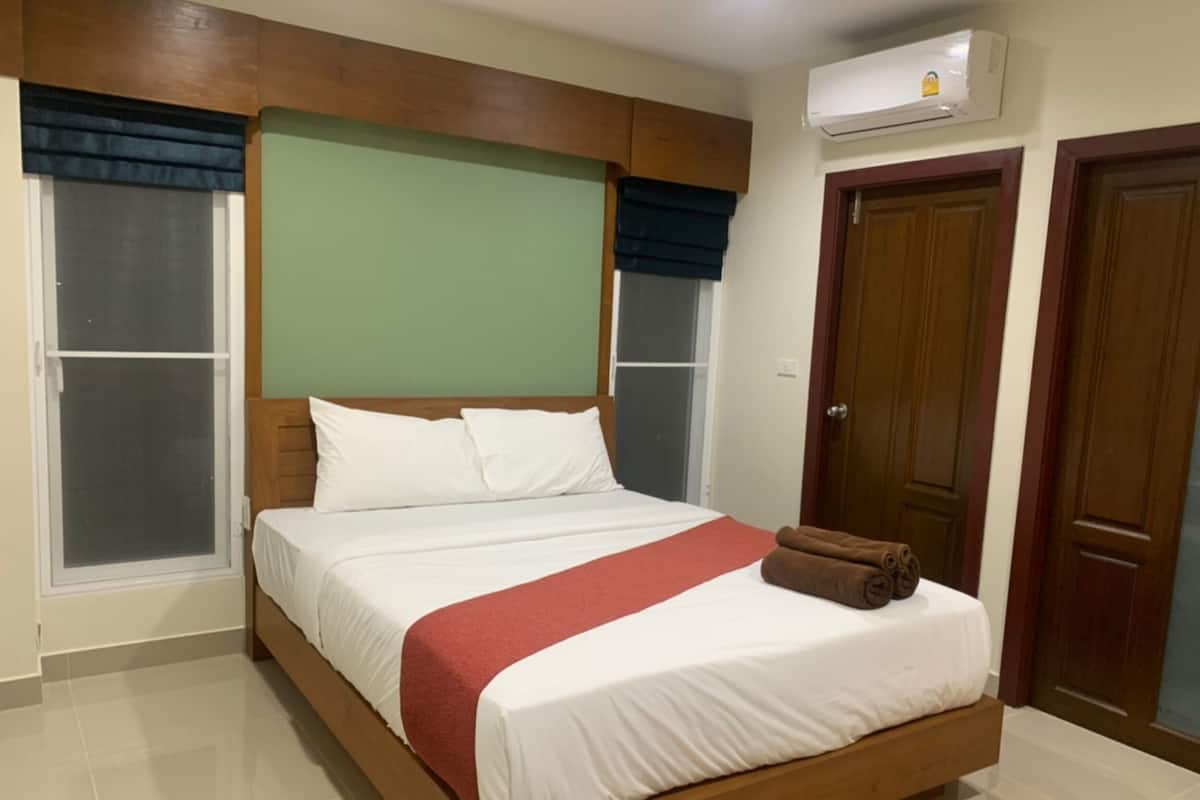 Deluxe Room | 1 bedroom, in-room safe, desk, iron/ironing board