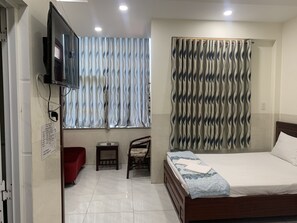 Family Room | Desk, iron/ironing board, free WiFi, bed sheets - Ngoc Quy Hotel (Ho Chi Minh City)