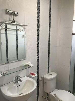 Habitación doble superior | Baño | Ducha y cabezal de ducha tipo lluvia
