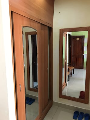 Habitación doble superior | Escritorio, tabla de planchar con plancha, wifi gratis y ropa de cama