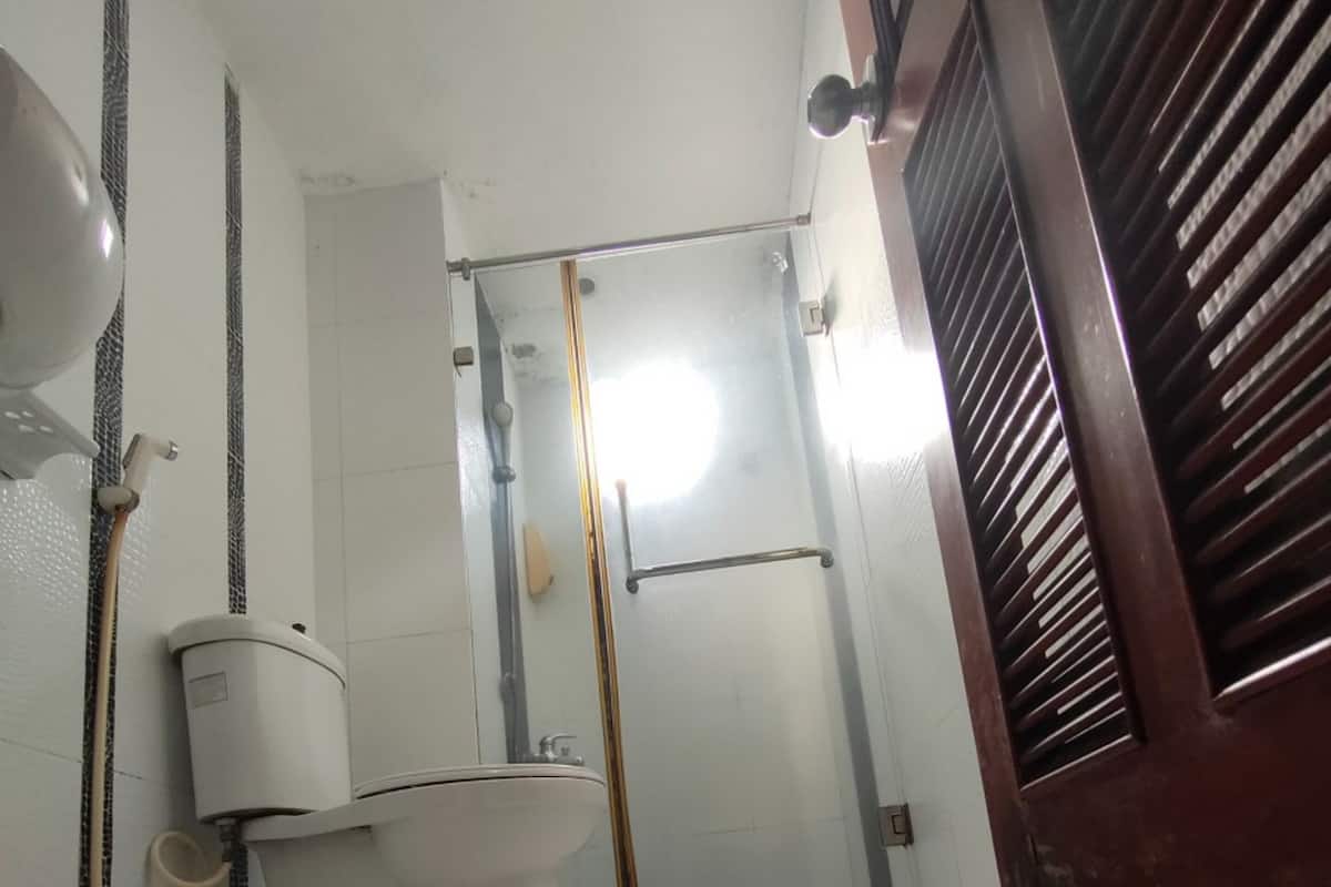 Superior Double Room | Bathroom | Shower, rainfall showerhead, free toiletries, towels