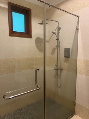 Quarto standard | Banheiro | Chuveiro, chuveiro com efeito de chuva, produtos de toalete grátis 