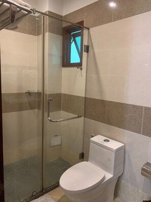Shower, rainfall showerhead, free toiletries, hair dryer - Hoang Anh Anh Hotel (Ho Chi Minh City)