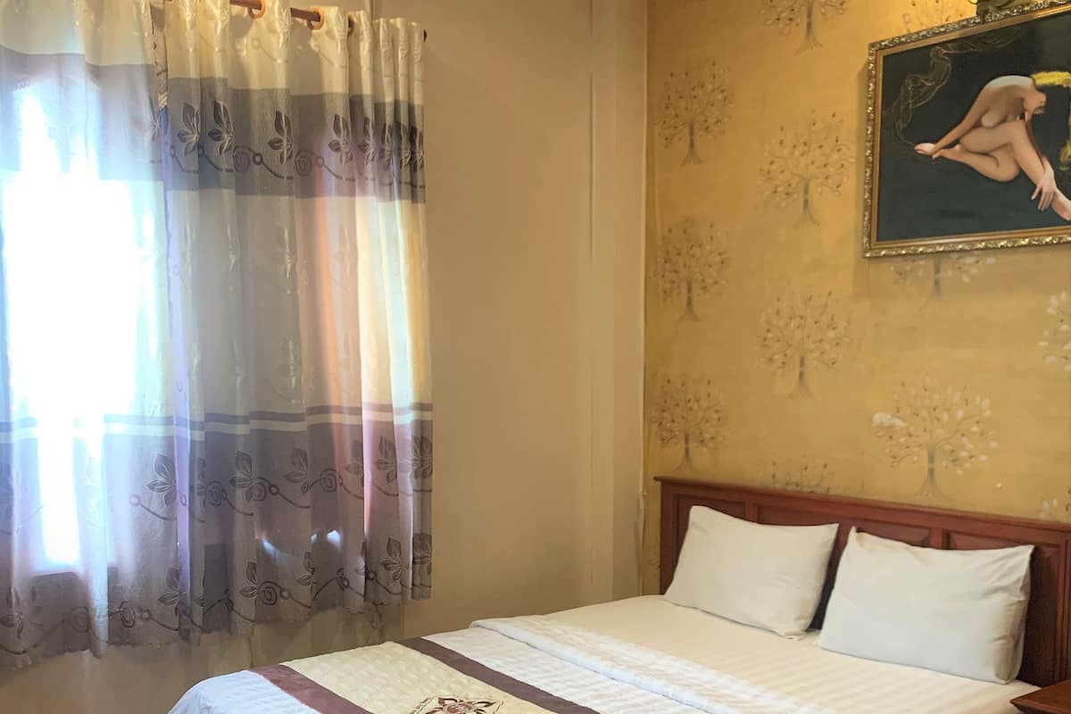 Deluxe Room | Minibar, desk, iron/ironing board, free WiFi