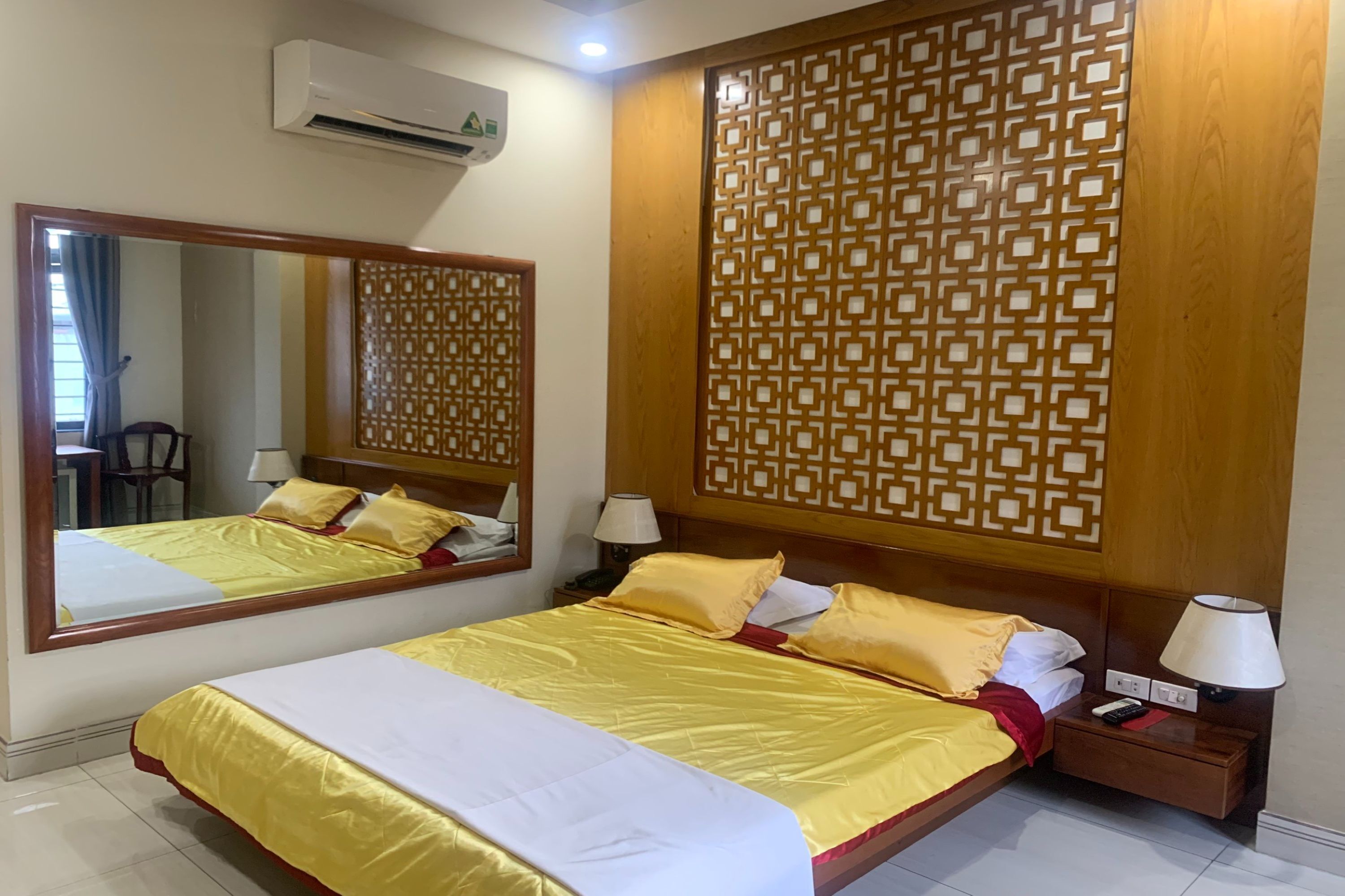Escrivaninha, quartos à prova de som, Wi-Fi de cortesia, roupa de cama