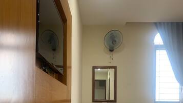 Deluxe-huone | Työpöytä, äänieristys, ilmainen Wi-Fi, vuodevaatteet