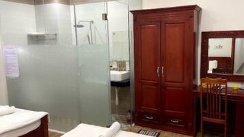 Family Room | Desk, free WiFi, bed sheets