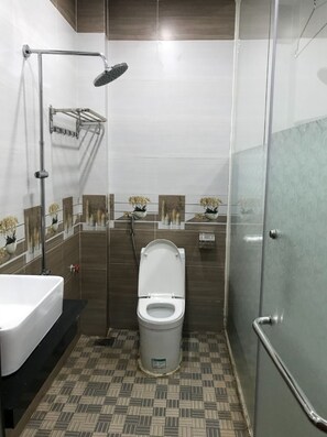 Chuveiro, toalhas de banho