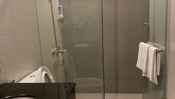 Een minibar, een bureau, gratis wifi, beddengoed