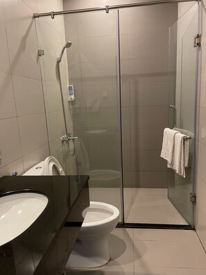 Minibar, desk, free WiFi, bed sheets - Song Tra Hotel (Ho Chi Minh City)