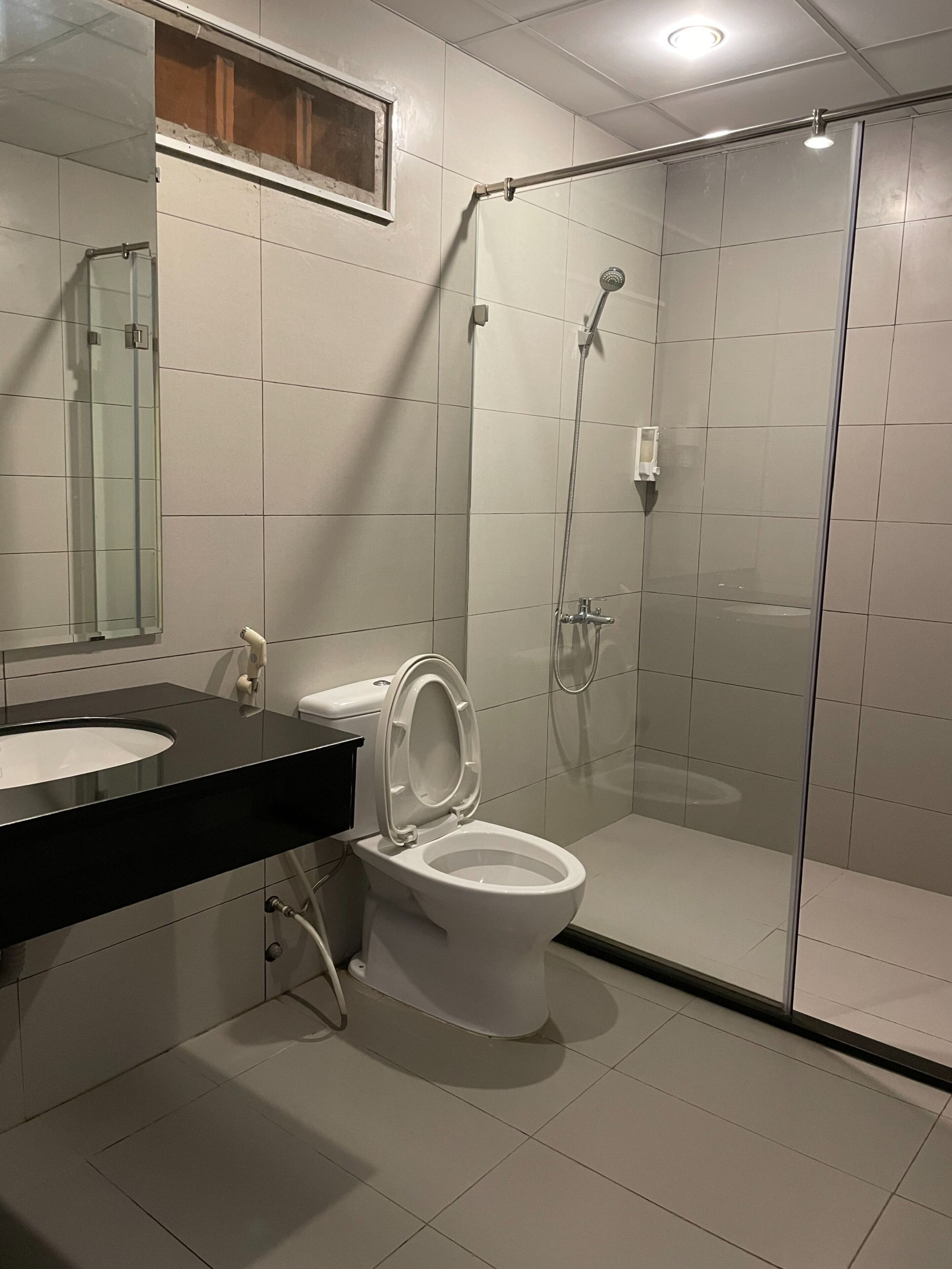 Phòng 2 giường đơn Superior | Phòng tắm | Buồng tắm vòi sen, vòi sen phun mưa, đồ dùng nhà tắm miễn phí 