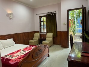 ミニバー、デスク、WiFi (無料)、ベッドシーツ