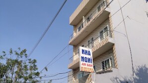 Un immeuble à plusieurs étages sur lequel est apposée une enseigne publicitaire pour une entreprise.