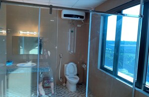 Deluxe Quadruple Room | Bathroom