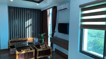 Deluxe Quadruple Room | In-room safe, desk, free WiFi, bed sheets