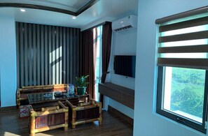 Deluxe Quadruple Room | In-room safe, desk, free WiFi, bed sheets