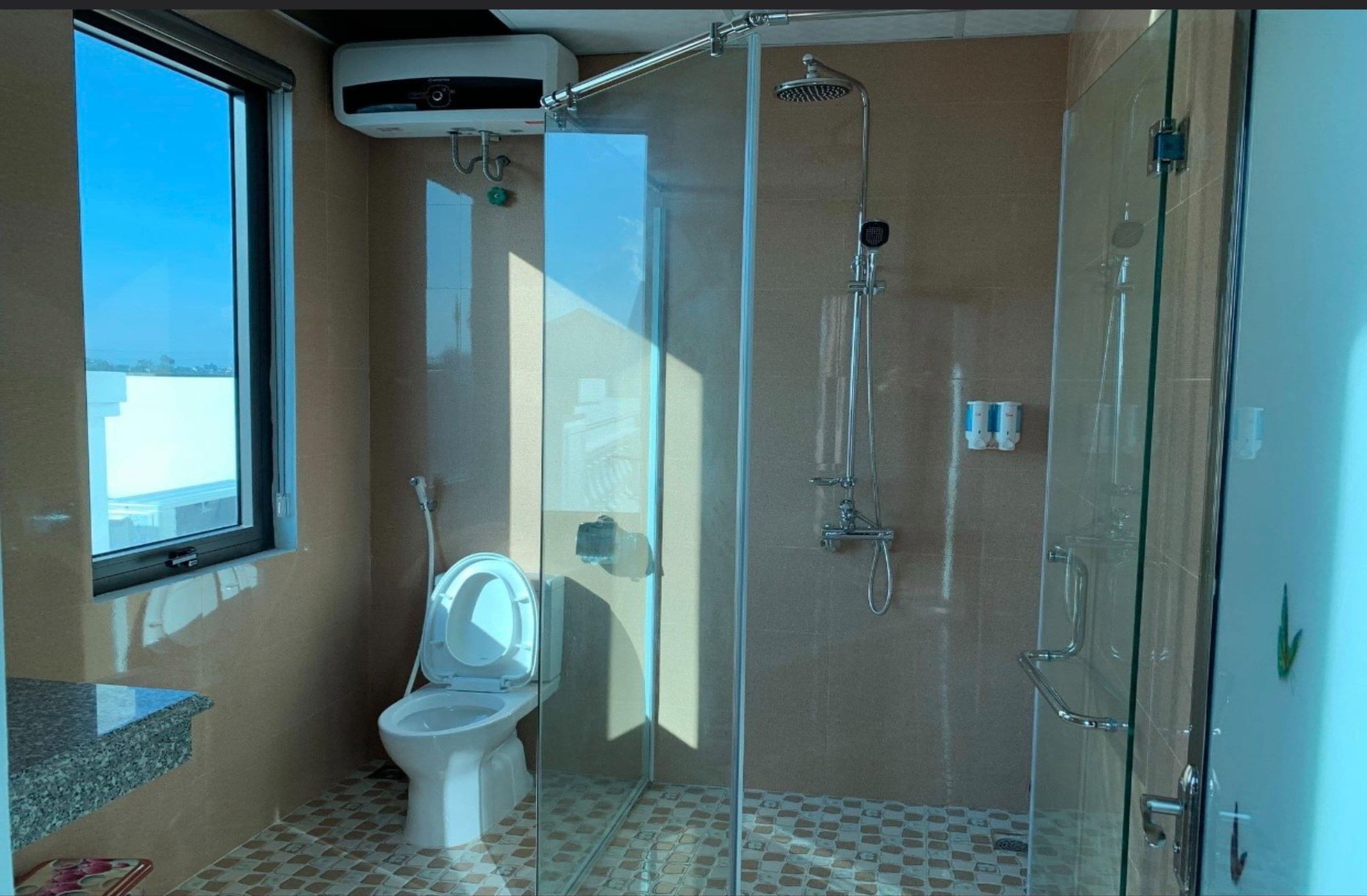 Kamar Quadruple Deluks | Kamar mandi | Shower, perlengkapan mandi gratis, pengering rambut, dan sandal