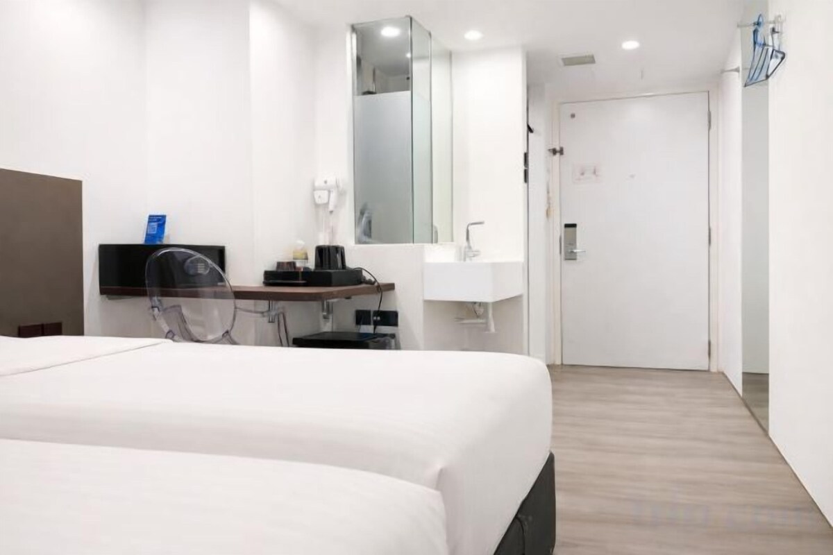Een minibar, een bureau, een laptopwerkplek, geluiddichte muren