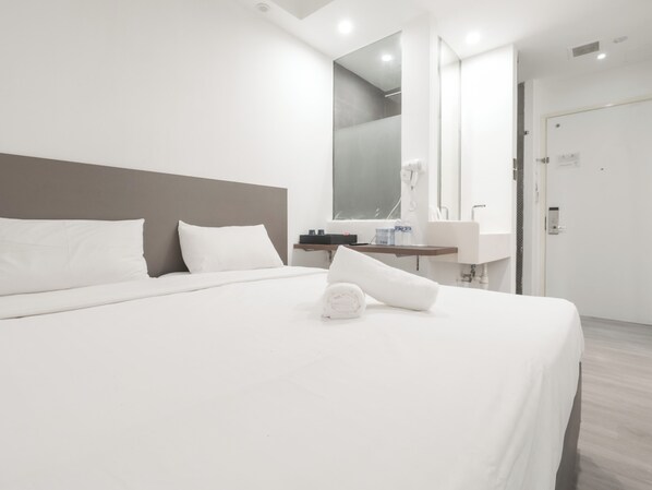 Minibar, desk, laptop workspace, soundproofing - A Hotel Dickson, Stay From 9PM To 8AM (Singapore)