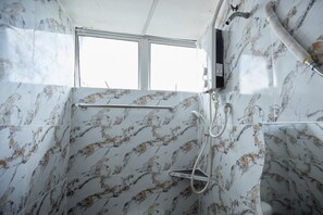 Tomannsrom – deluxe | Bad | Dusj, toalettartikler (inkludert) og håndklær