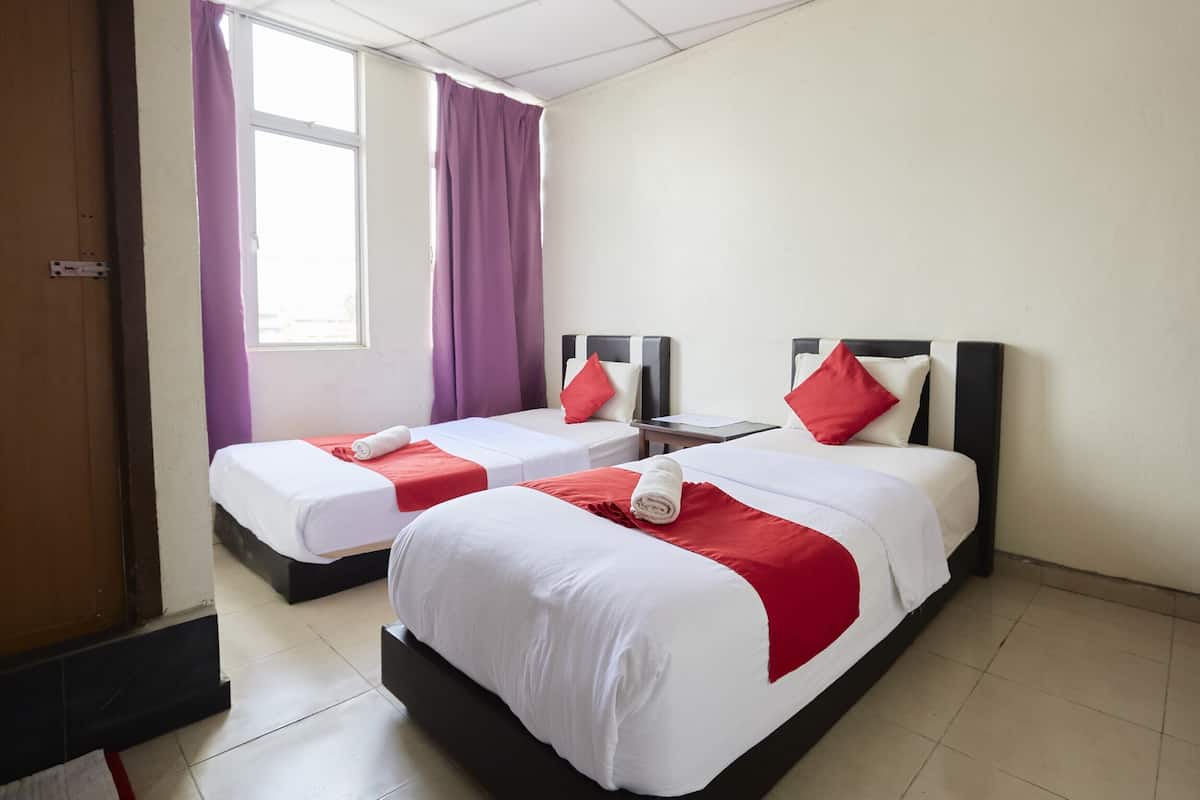Habitación Deluxe con 2 camas individuales | Escritorio, tabla de planchar con plancha, wifi gratis y ropa de cama
