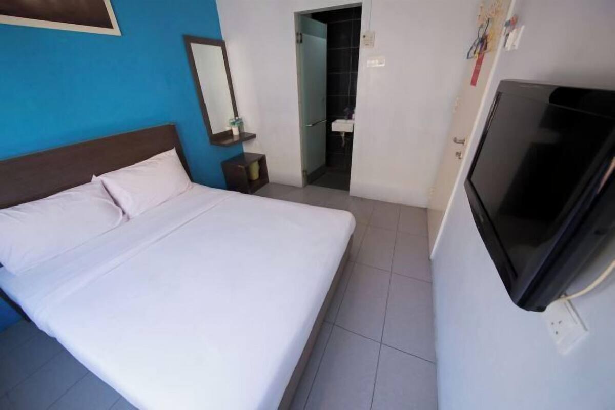 1 chambre, décoration personnalisée, bureau, fer et planche à repasser