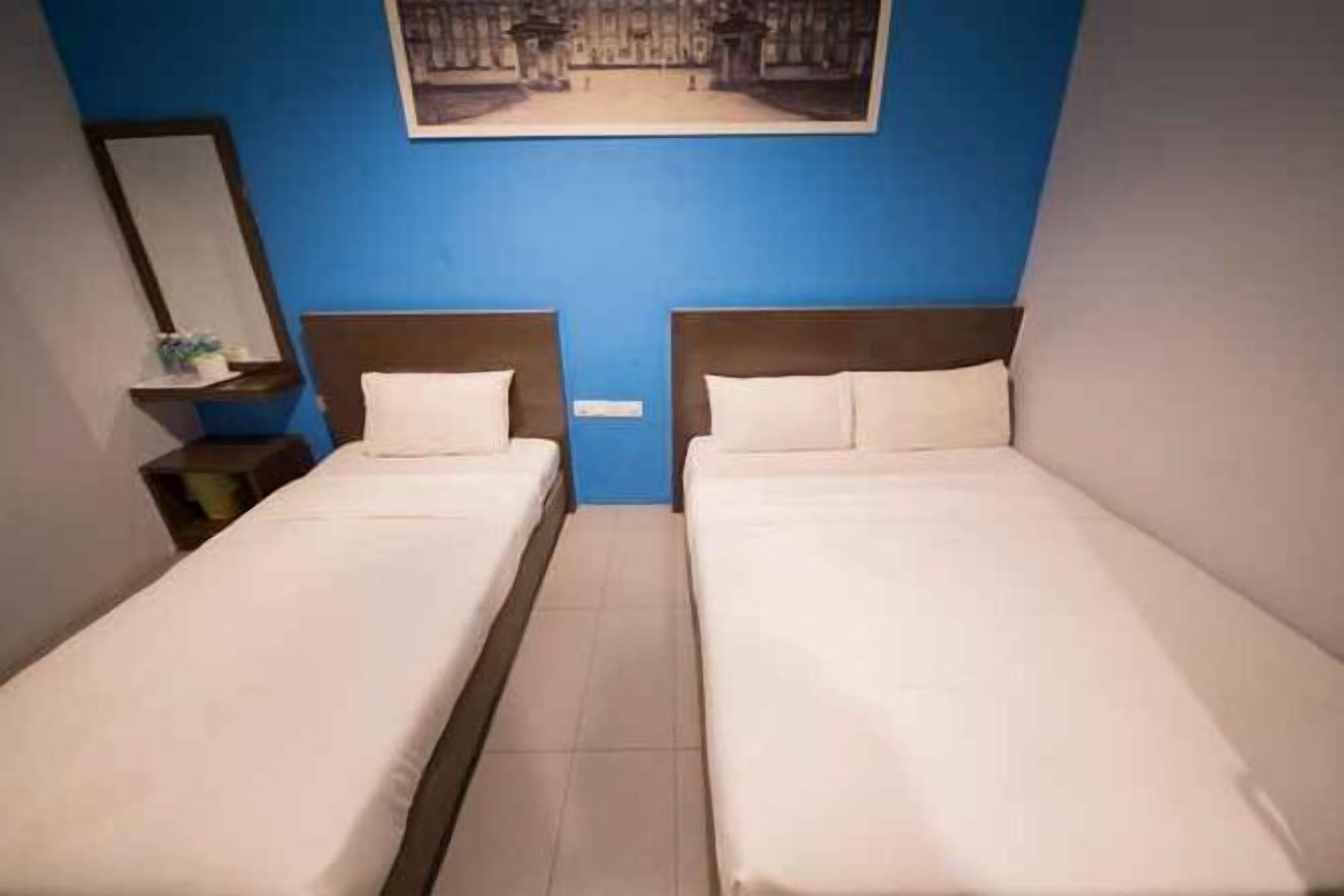 Individueel gedecoreerd, een bureau, een strijkplank/strijkijzer