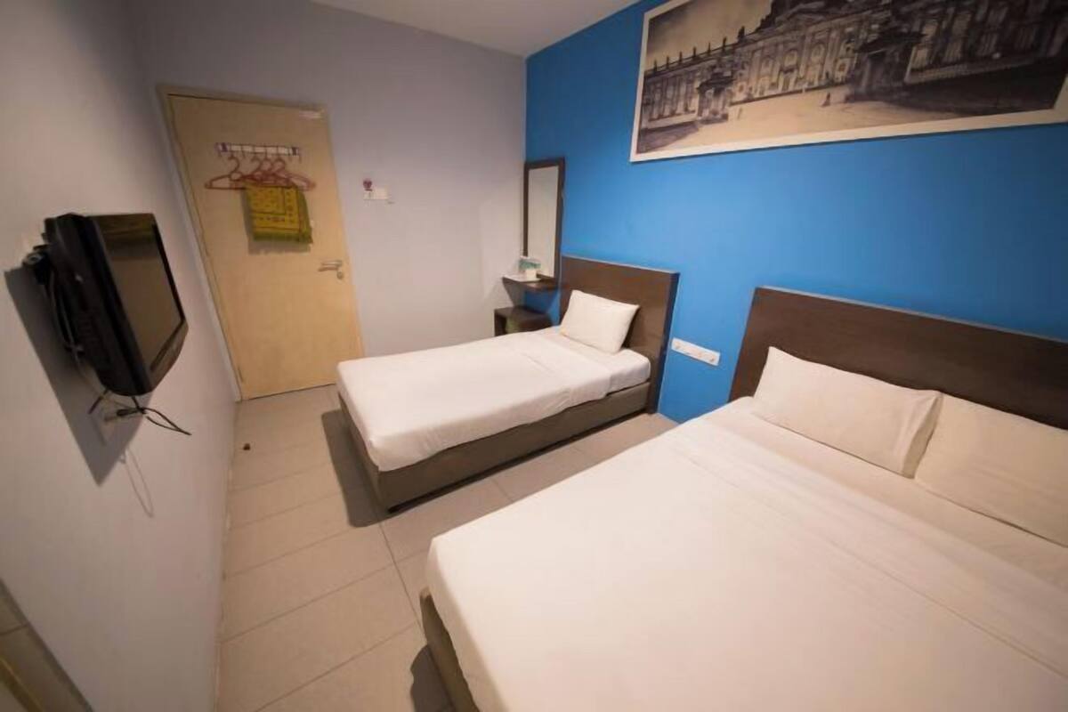 1 chambre, décoration personnalisée, bureau, fer et planche à repasser