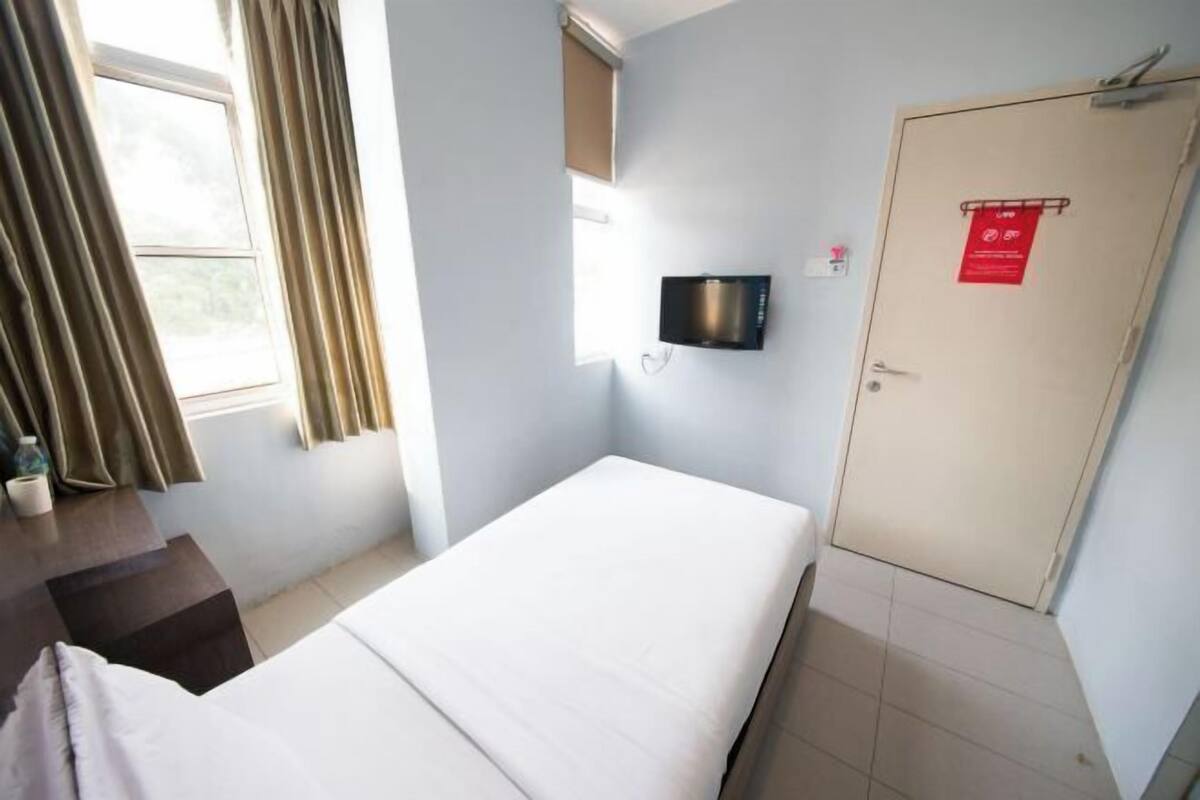 1 chambre, décoration personnalisée, bureau, fer et planche à repasser