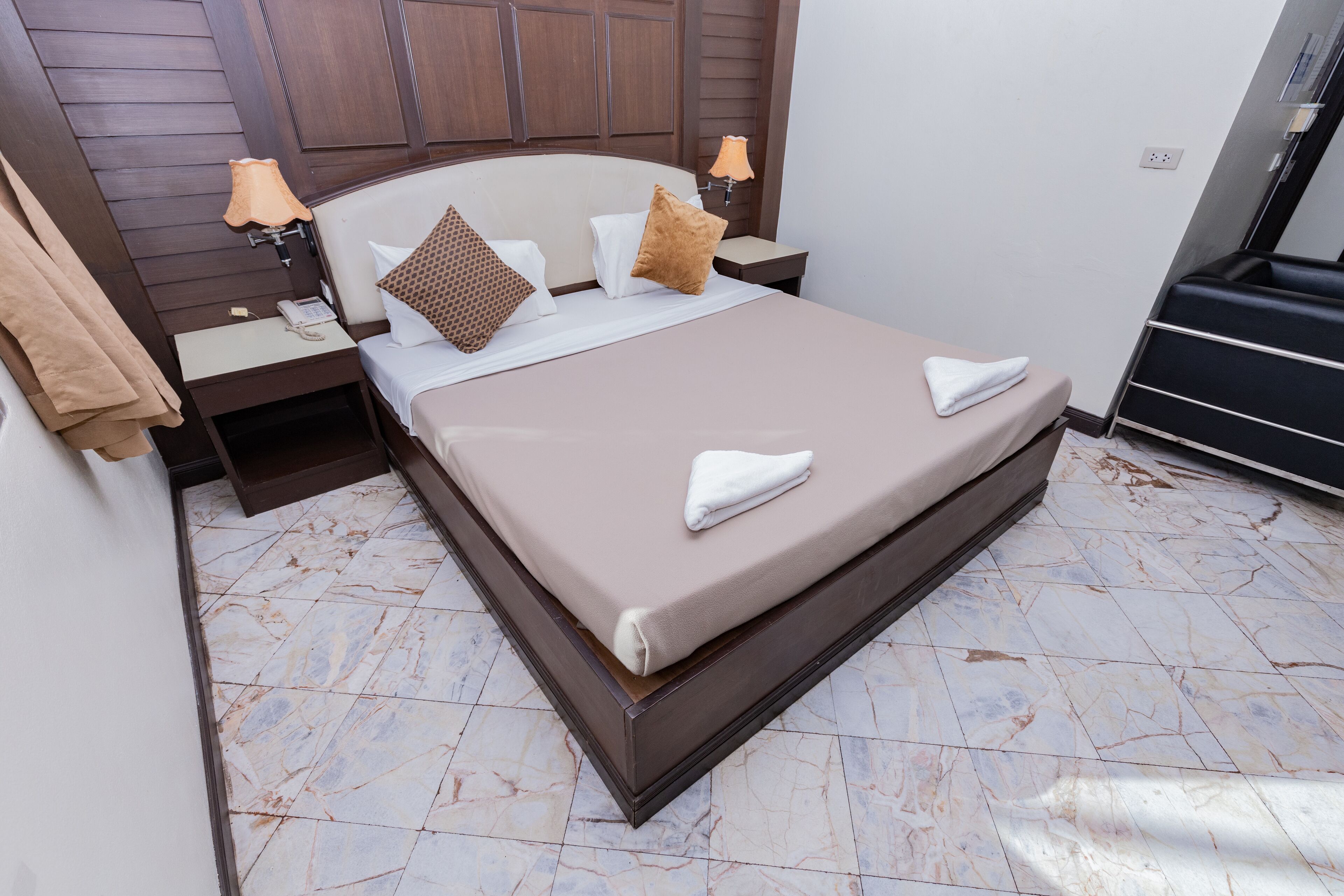 Family Room | Hypo-allergenic bedding, desk, free WiFi