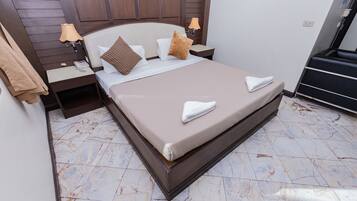 Family Room | Hypo-allergenic bedding, desk, free WiFi