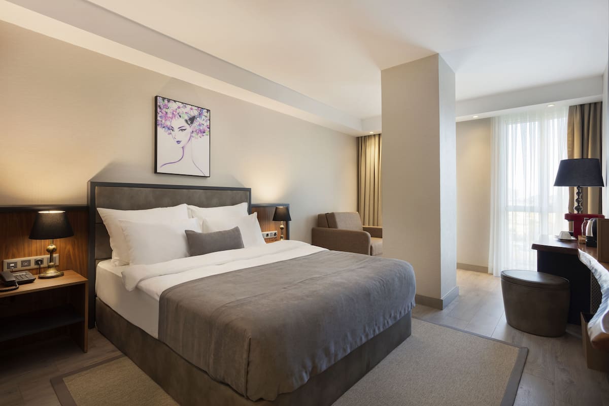 1 bedroom, Egyptian cotton sheets, premium bedding, memory-foam beds