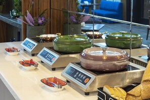 Free daily buffet breakfast - İzz Hotel Koşuyolu (Istanbul)