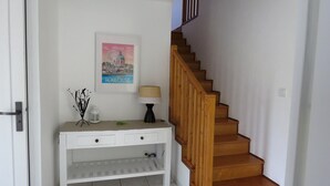 A staircase with wooden steps and a white wall. - Pleasant bright house with terrace and garden (Plaisance-du-Touch)