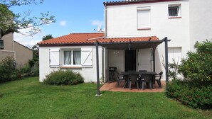 A house with a patio, a table, and chairs. - Pleasant bright house with terrace and garden (Plaisance-du-Touch)