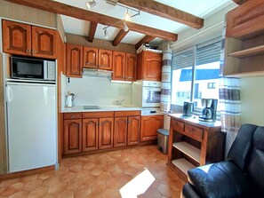 Fridge, microwave, oven, stovetop - Spacious 8-Person Apartment with Balcony, Near Slopes, Saint-Lary-Soulan (Saint-Lary-Soulan)