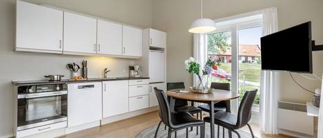 Fridge, stovetop, dishwasher