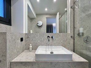 Dusche, Regendusche, kostenlose Toilettenartikel, Haartrockner