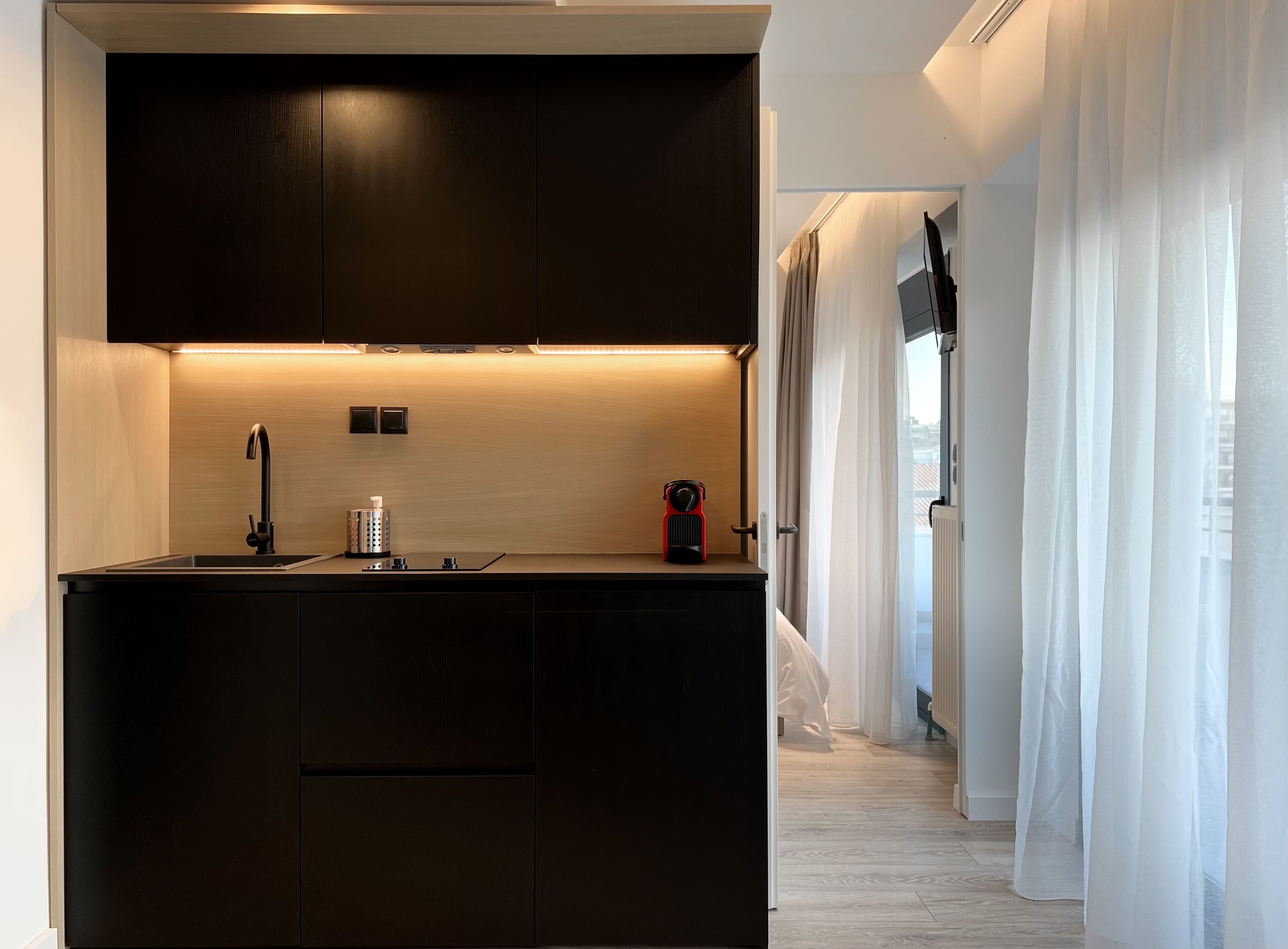 Business Suite | Private kitchenette | Mini-fridge, stovetop, espresso maker, electric kettle