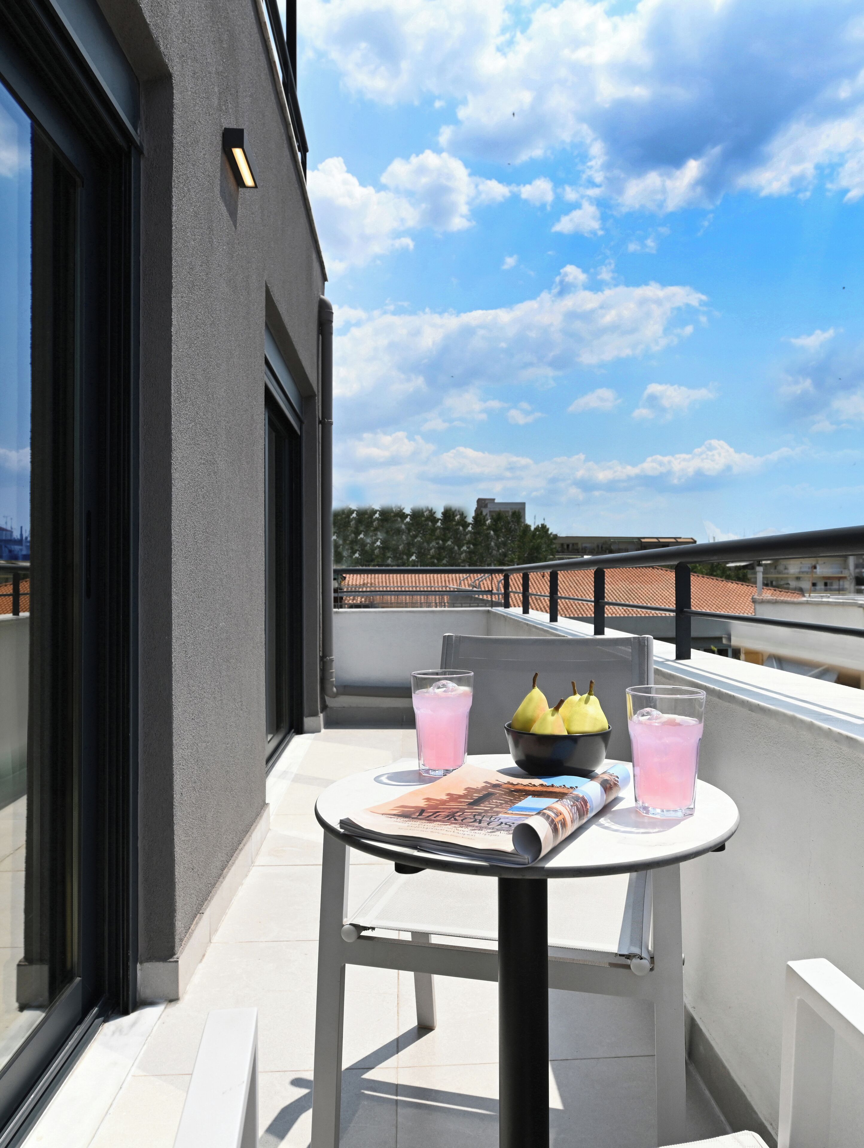 Business Suite | In-room safe, desk, laptop workspace, blackout drapes