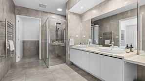 Shower, hair dryer, towels - Que Syrah - 5 bedroom house with 4 bathrooms (POKOLBIN)