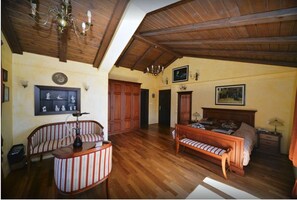 5 bedrooms, iron/ironing board, free WiFi, bed sheets