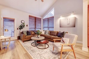 Télévision, cheminée, espaces bureaux