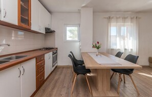 Fridge, oven, stovetop, coffee/tea maker